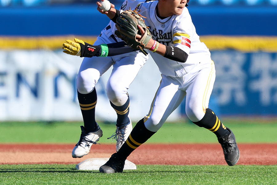 内野守備で強い送球を投げるためのコツとは（写真はイメージ）