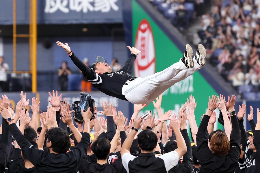 胴上げされるソフトバンク・小久保裕紀監督【写真:栗木一考】
