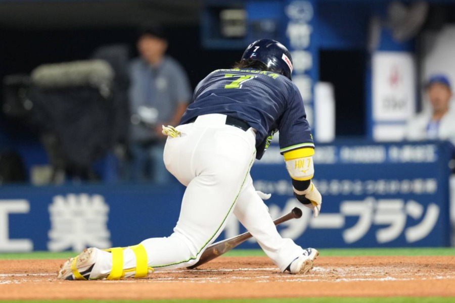 死球を受け、途中交代したヤクルト・長岡秀樹【写真：井上学】