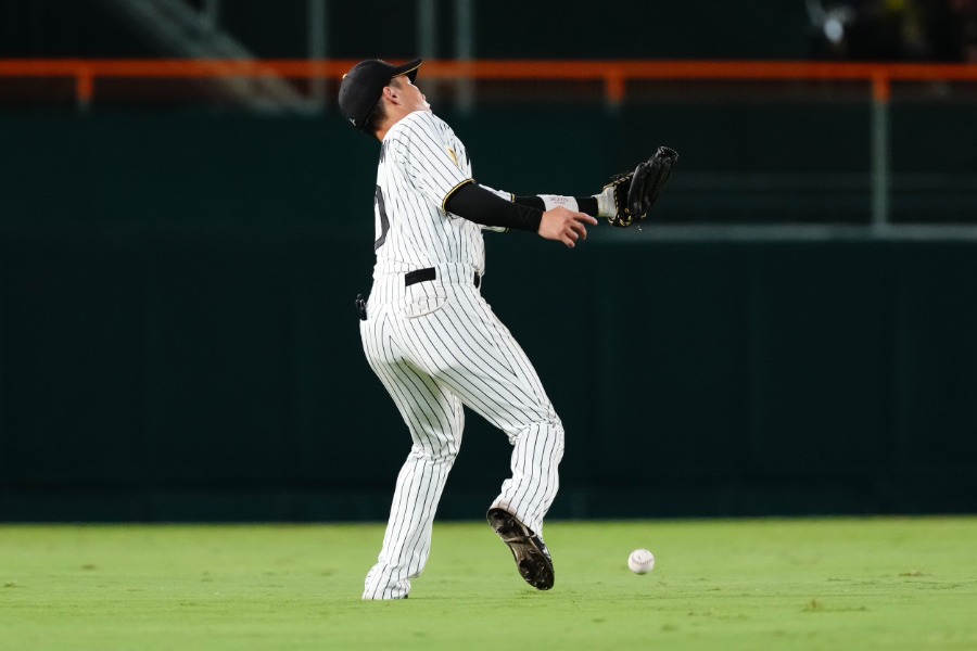 落球した阪神・木浪聖也【写真:黒澤崇】