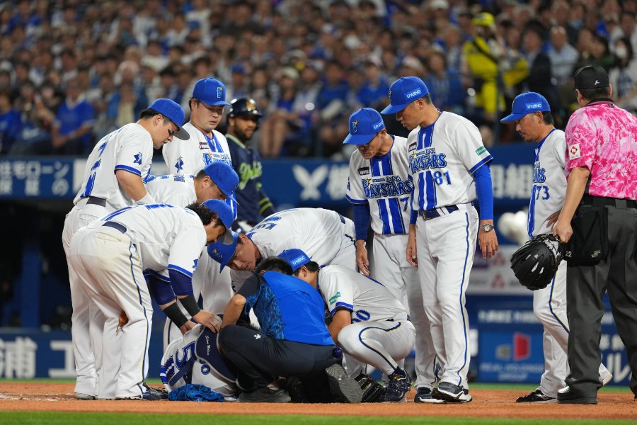 バットが頭部を直撃し、途中交代したDeNA・松尾汐恩【写真:井上学】