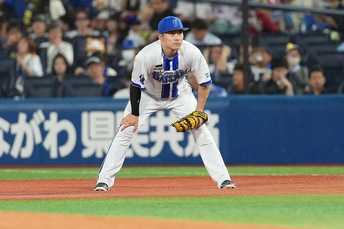 一塁守備でも堅実なプレーでチームを支える【写真：井上学】