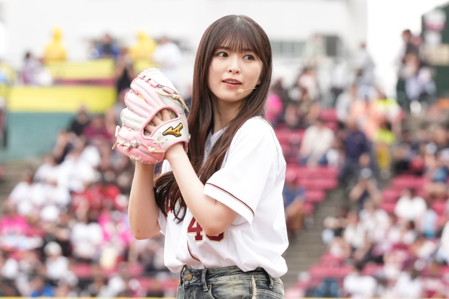 始球式に登場した乃木坂46の小川彩さん【写真：球団提供】
