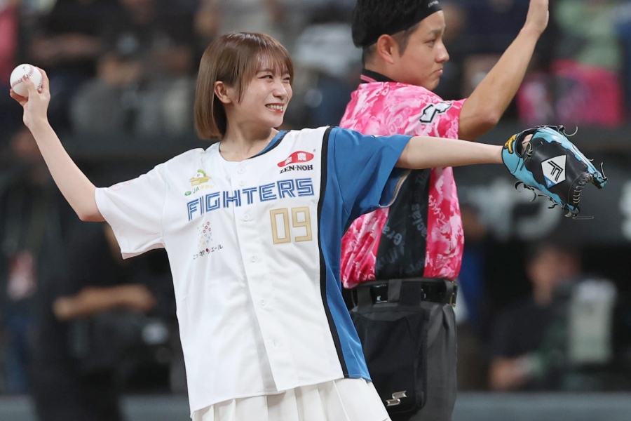 始球式に登場したタレントの秋元真夏さん【写真:産経新聞社】