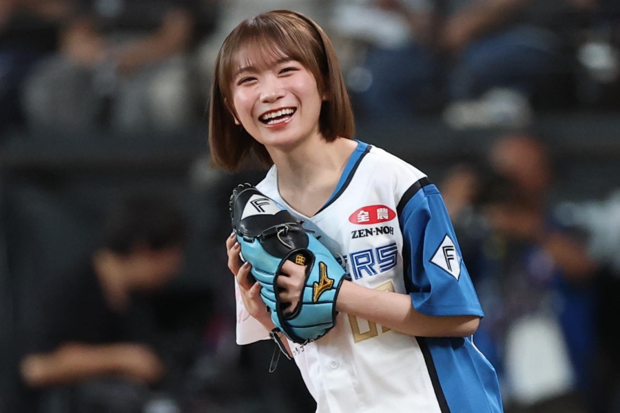 始球式に登場したタレントの秋元真夏さん【写真:産経新聞社】