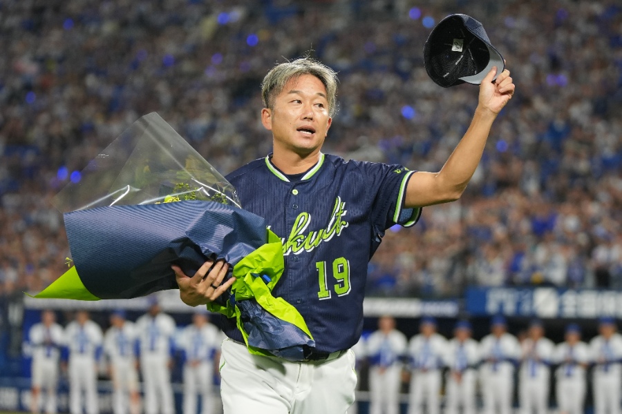 ファンに挨拶するヤクルト・石川雅規【写真提供：産経新聞社】
