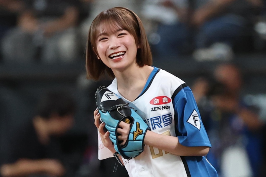 始球式に登場したタレントの秋元真夏さん【写真：産経新聞社】