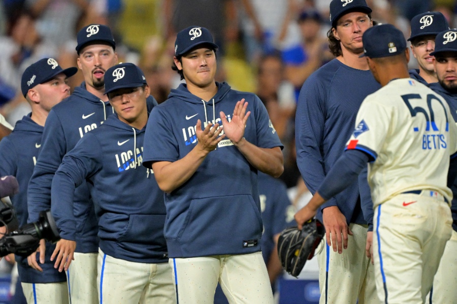 ジャイアンツ戦に勝利したドジャースナイン【写真：ロイター】