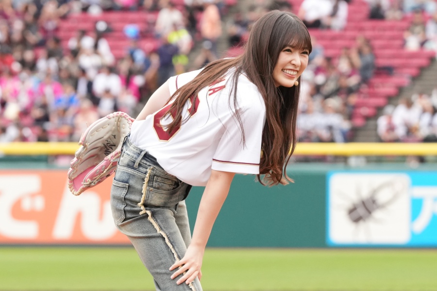 始球式に登場した乃木坂46の小川彩さん【写真:球団提供】