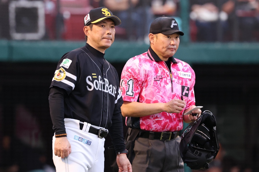 18日、19日に行われたNPB公式戦で、審判員がピンクユニホームを着用した【写真：栗木一考】