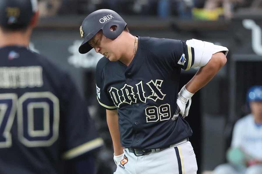 死球を受けたオリックス・杉本裕太郎【写真提供：産経新聞社】