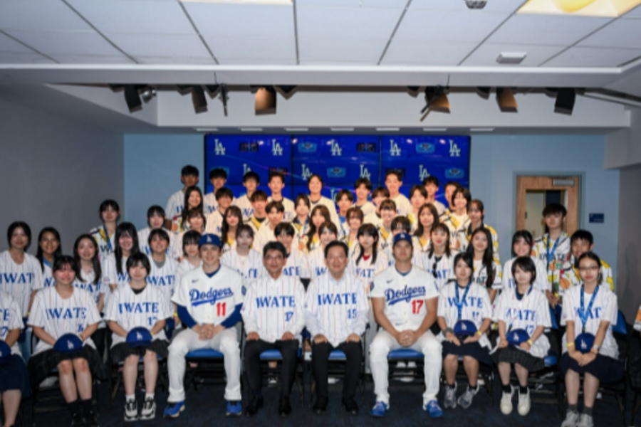 岩手の高校生と記念撮影した大谷翔平と佐々木朗希【写真：ドジャース公式インスタグラムより】