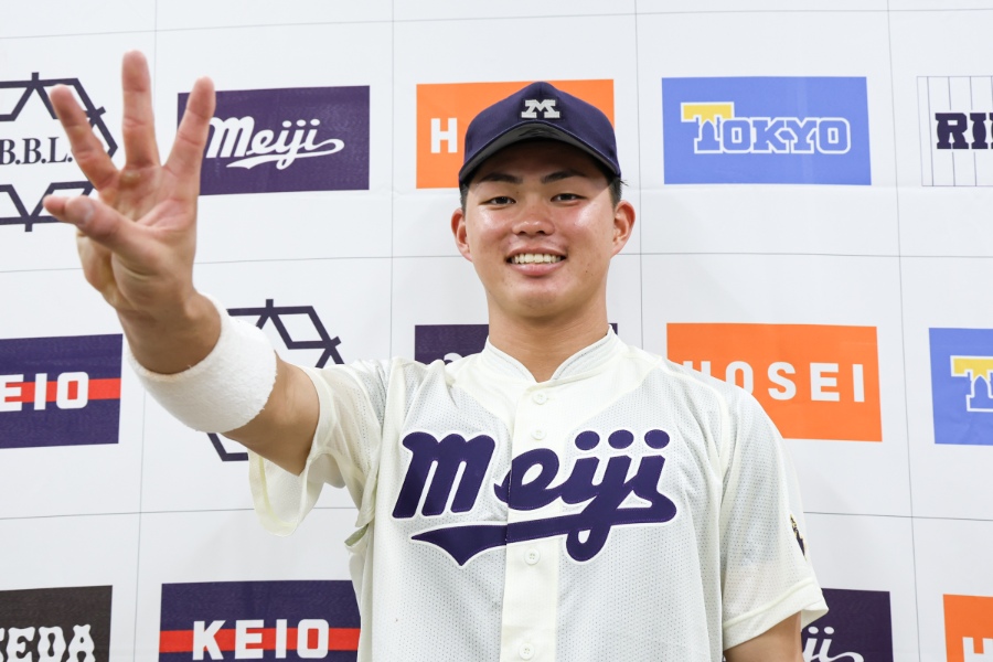 試合後、取材に応じた明大・榊原七斗【写真:加治屋友輝】