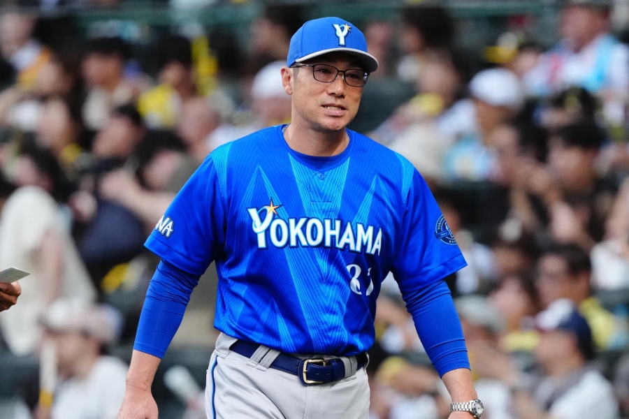 阪神戦で指揮を執ったDeNA・相川亮二監督【写真：黒澤崇】