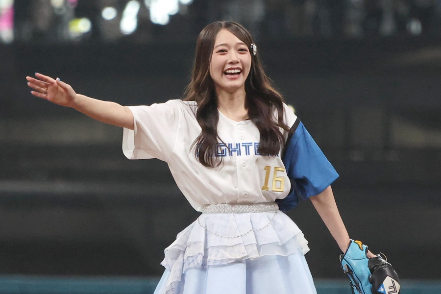 始球式を行った「つばきファクトリー」の谷本安美さん【写真提供：産経新聞社】