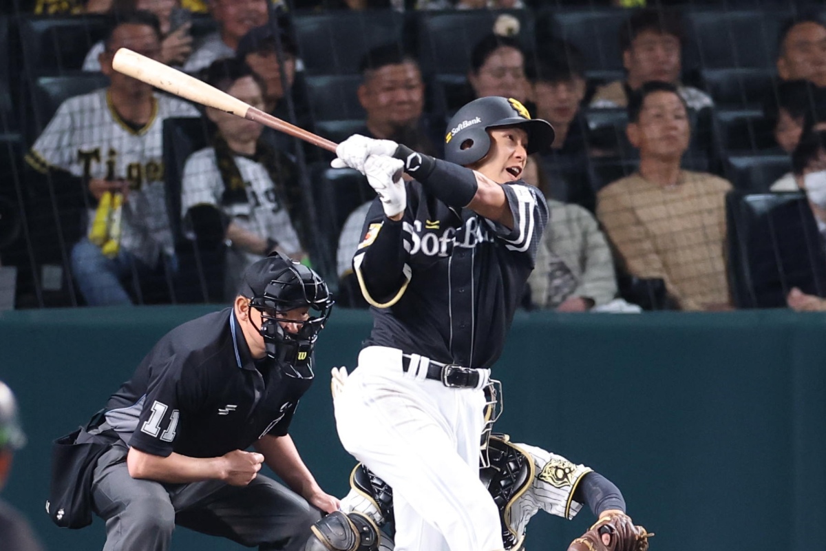 2025年の日本シリーズ第5戦、甲子園で本塁打を放ったソフトバンク・柳田悠岐【写真提供：産経新聞社】