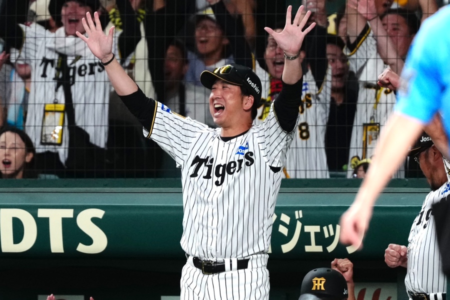 サヨナラ勝利に喜ぶ阪神・藤川球児監督【写真：黒澤崇】