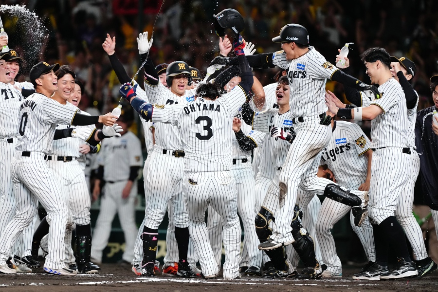 サヨナラ弾を放った大山悠輔を迎える阪神ナイン【写真：黒澤崇】