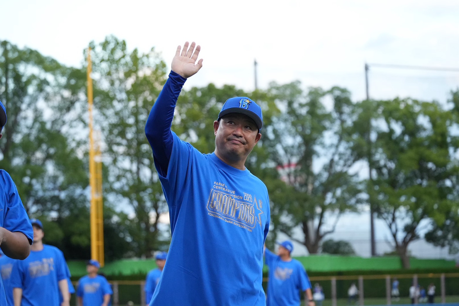 優勝セレモニーで笑顔を見せるDeNA・村田修一2軍監督【写真：町田利衣】