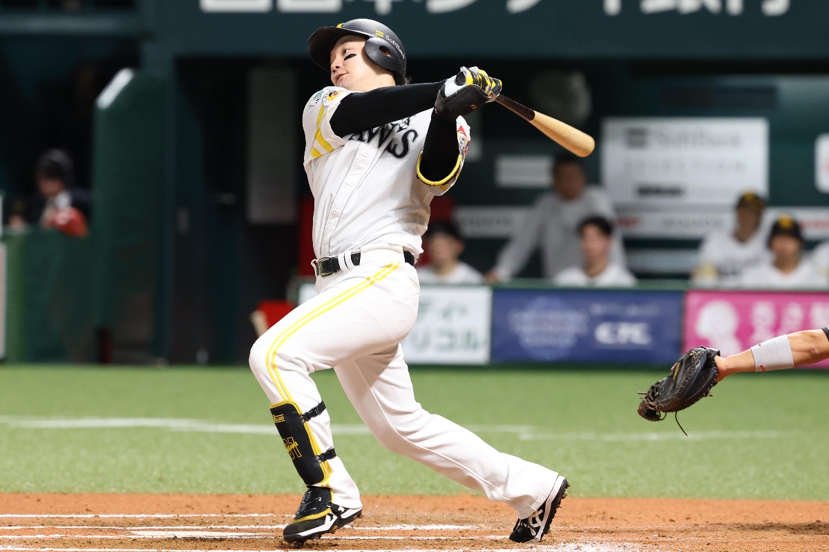 OBのソフトバンク・正木智也は在学中、いつまでもバットを振っていたという【写真：栗木一考】