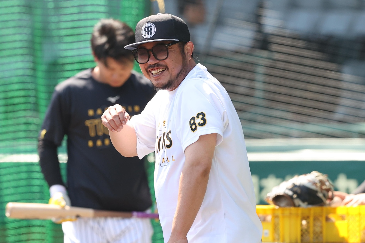 阪神・小谷野栄一コーチは独自のスタンスで最強打線を指導する【写真：栗木一考】