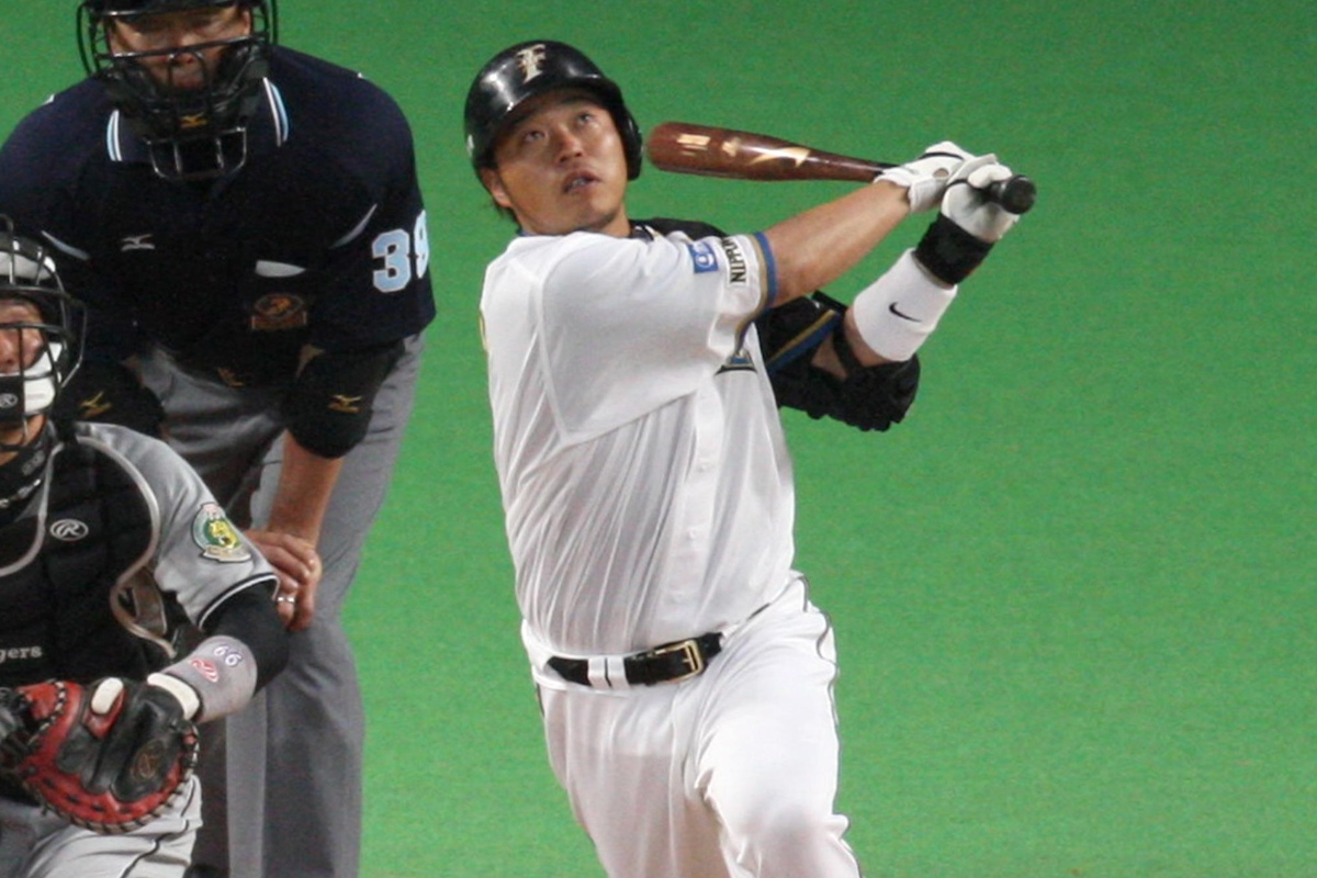 繋ぎの4番として2010年に16本塁打ながら打点王に輝いた【写真提供：産経新聞社】
