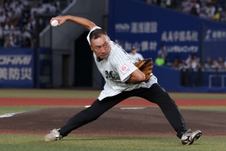 始球式に登場した元ロッテ・渡辺俊介氏【写真：球団提供】