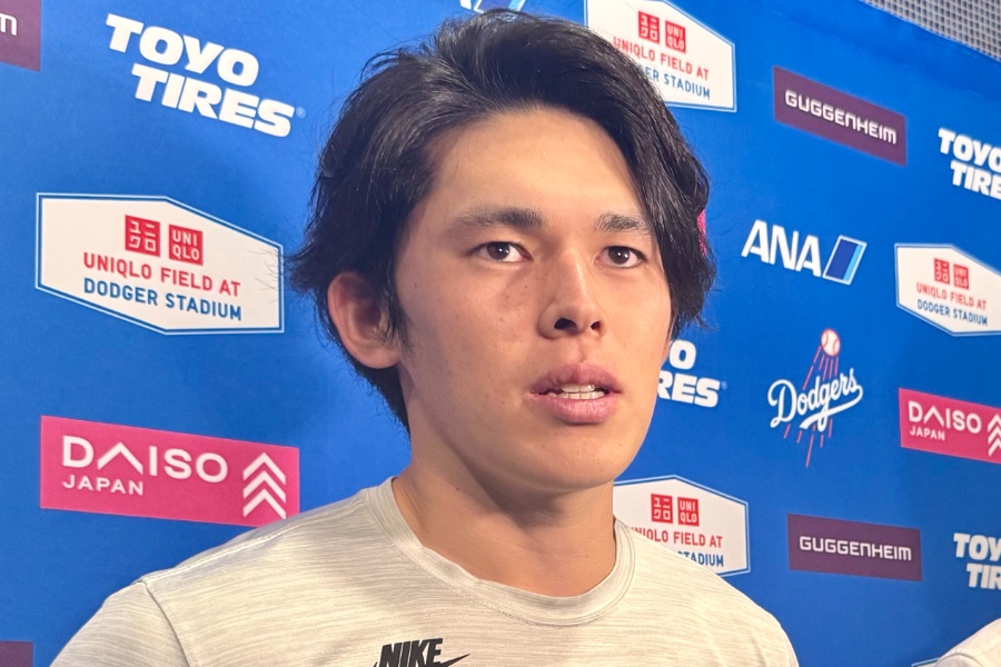 試合後、取材に応じるドジャース・佐々木朗希【写真：小谷真弥】