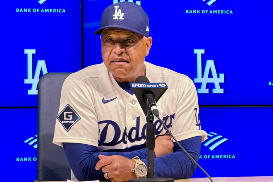 試合後、取材に応じるドジャースのデーブ・ロバーツ監督【写真：小谷真弥】