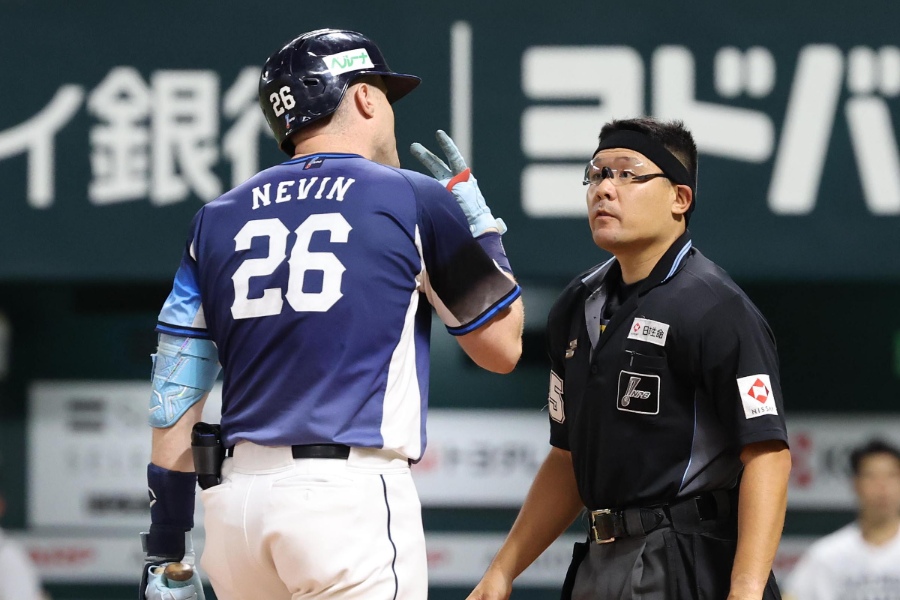 侮辱行為で退場宣告を受けた西武のタイラー・ネビン【写真:栗木一考】
