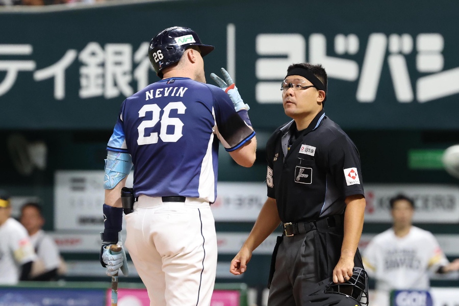 侮辱行為で退場宣告を受けた西武のタイラー・ネビン【写真：栗木一考】