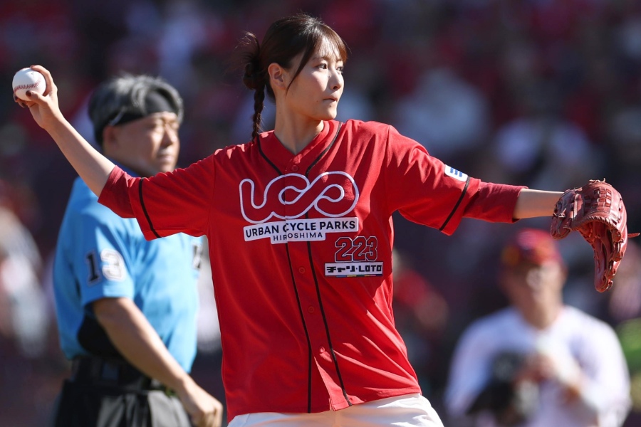 始球式に登場したタレントの塚本恋乃葉さん【写真提供：産経新聞社】