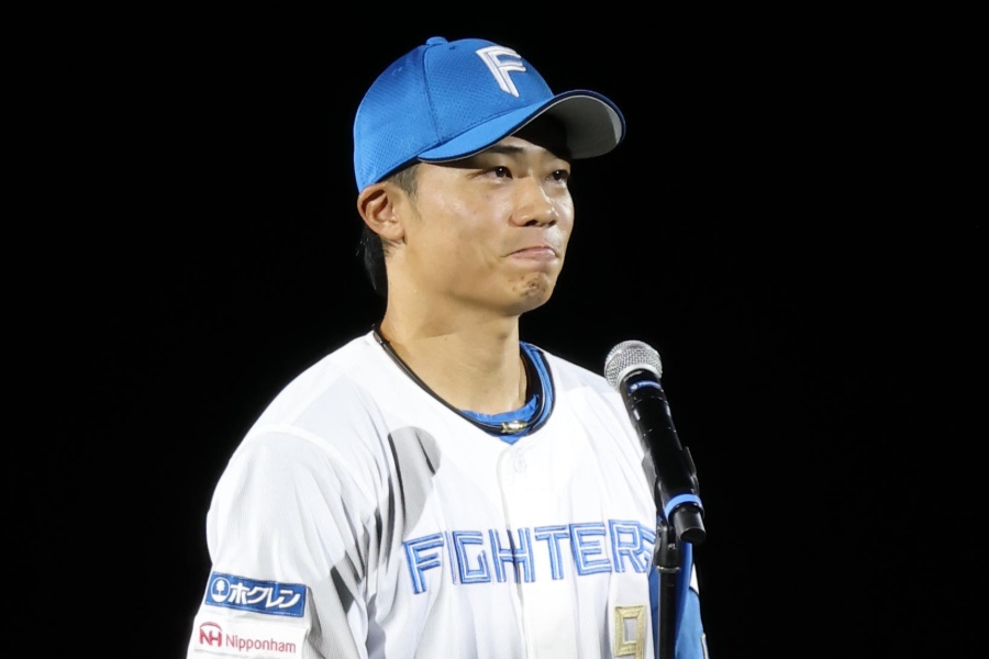 引退セレモニーに臨んだ日本ハム・中島卓也【写真提供：産経新聞社】