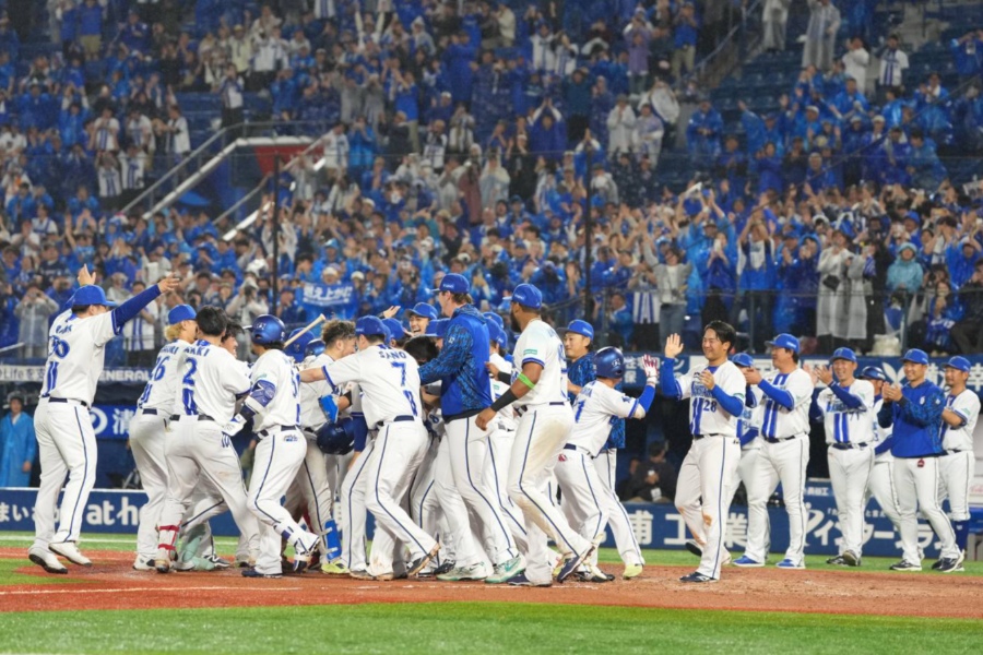 中日にサヨナラ勝利を収め、喜ぶDeNAナイン【写真：井上学】