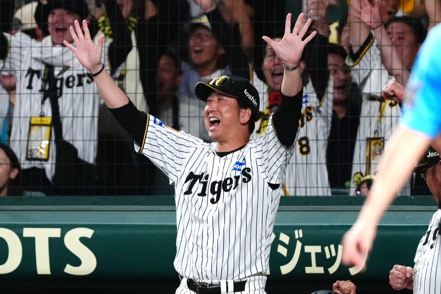 21日の巨人戦、大山のサヨナラ弾に喜ぶ藤川球児監督【写真:黒澤崇】