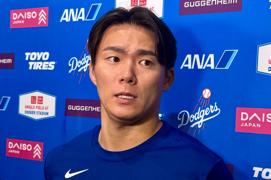 試合後、取材に応じるドジャース・山本由伸【写真：小谷真弥】