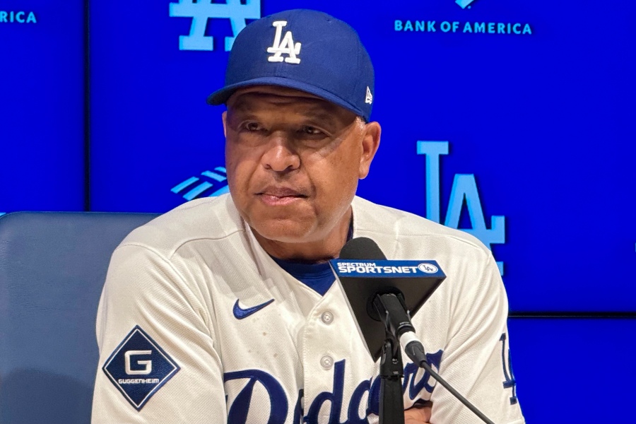 試合後、取材に応じたドジャースのデーブ・ロバーツ監督【写真:小谷真弥】
