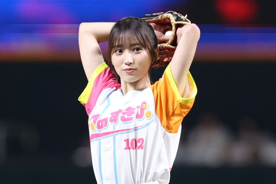 始球式に登場した女優の矢吹奈子さん【写真:栗木一考】
