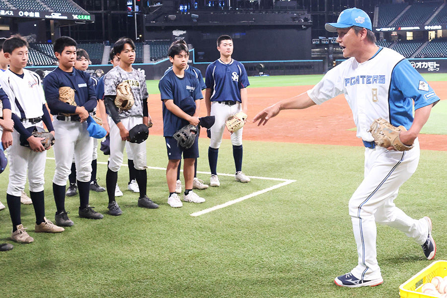 野球教室で中学3年生を指導する金子誠氏(右)【写真:石川加奈子】