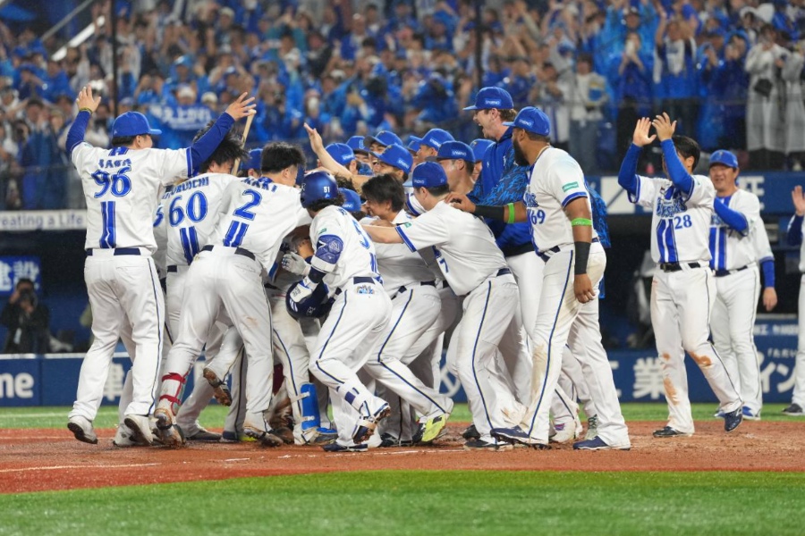 サヨナラ勝利に喜ぶDeNAナイン【写真：井上学】