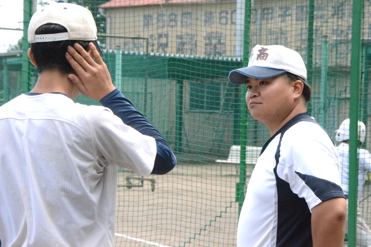 所沢商の穐本捺希監督（右）【写真：河野正】