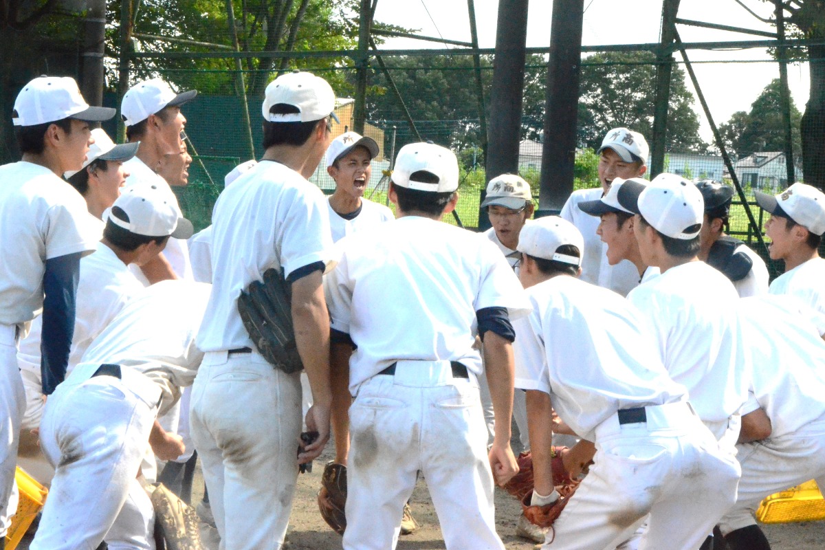 声だしを行う所沢商ナイン【写真：河野正】
