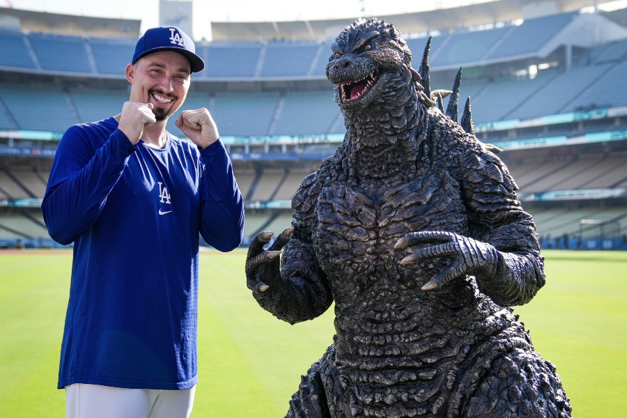 ドジャースのブレイク・スネル（左）とゴジラ【写真：ドジャース公式Xより】