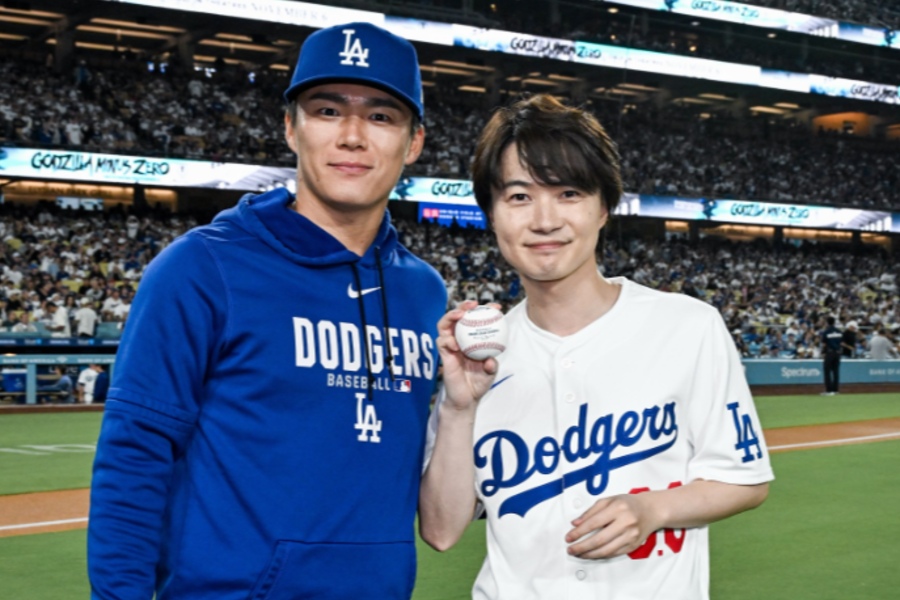 ドジャース・山本由伸(左)と始球式に登場した俳優の神木隆之介さん【写真:ドジャース公式SNSより】