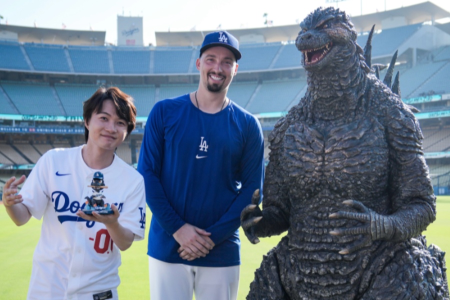 神木隆之介さん、ドジャースのブレイク・スネル、ゴジラ（左から）【画像：ドジャース公式インスタグラムより】