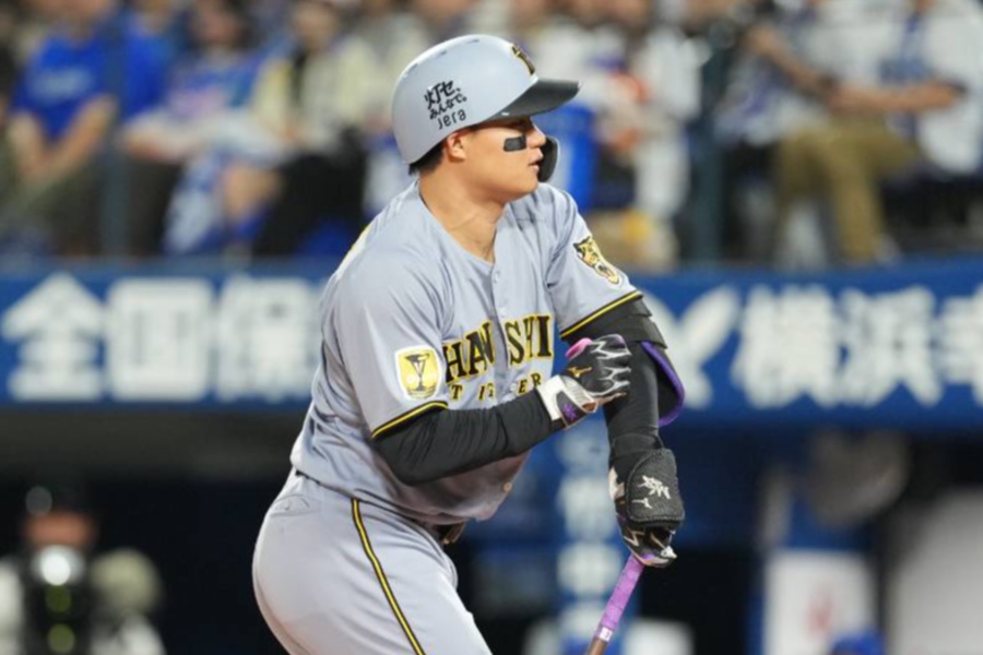 DeNA戦の初回に死球を受けた阪神・森下翔太【写真:井上学】