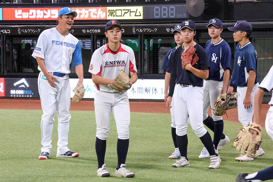 中学で軟式だったことを「いいタイミングだった」と振り返る【写真：石川加奈子】