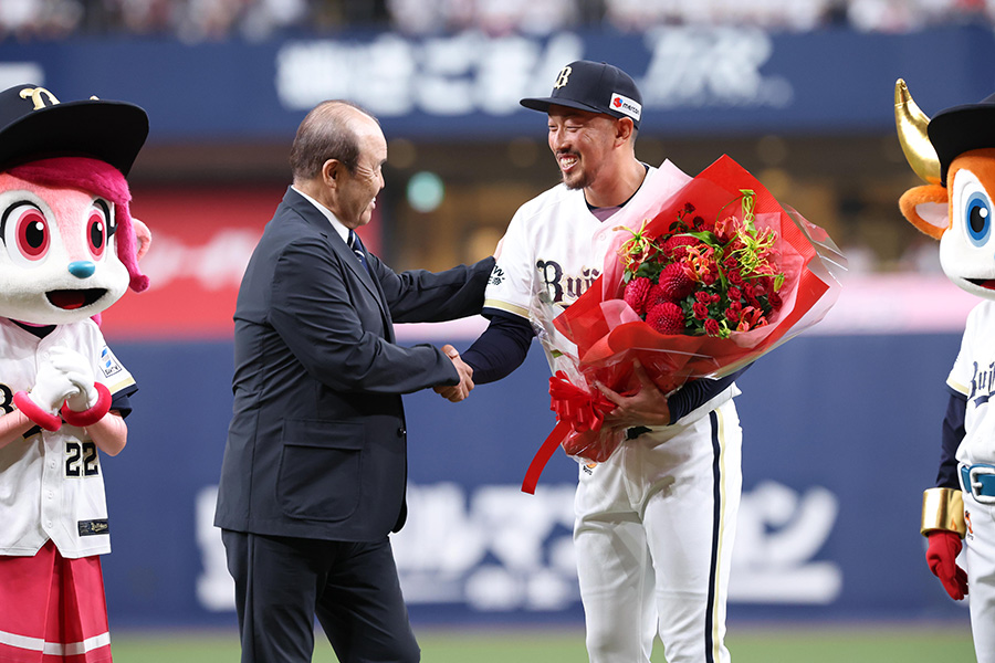 平野佳寿(右)の引退セレモニーに参加した岡田彰布氏【写真:栗木一考】