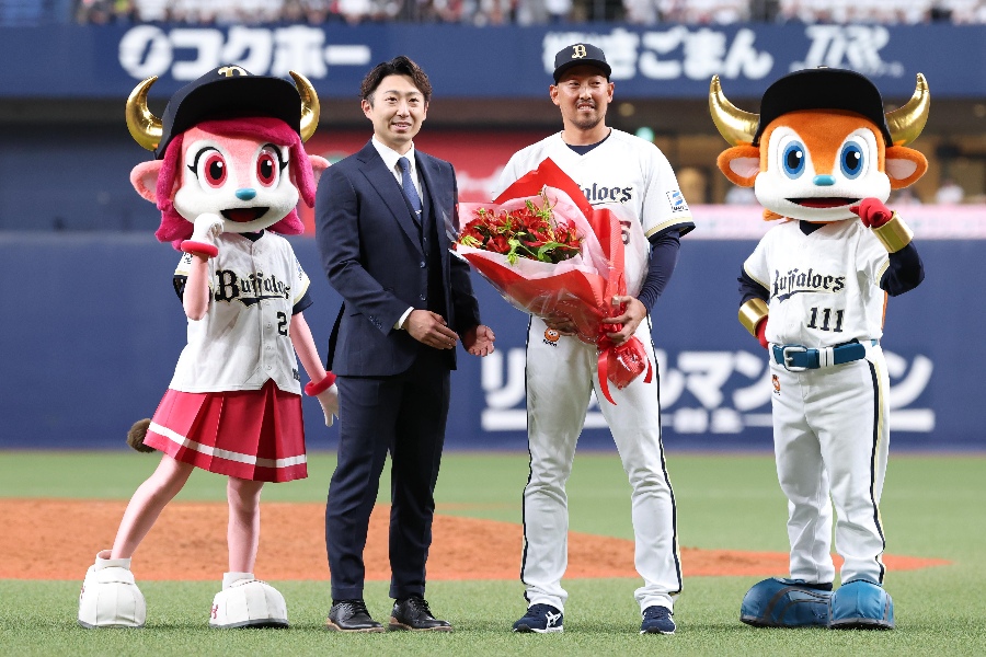 引退セレモニーに駆けつけた金子千尋氏(左)と平野佳寿【写真:栗木一考】
