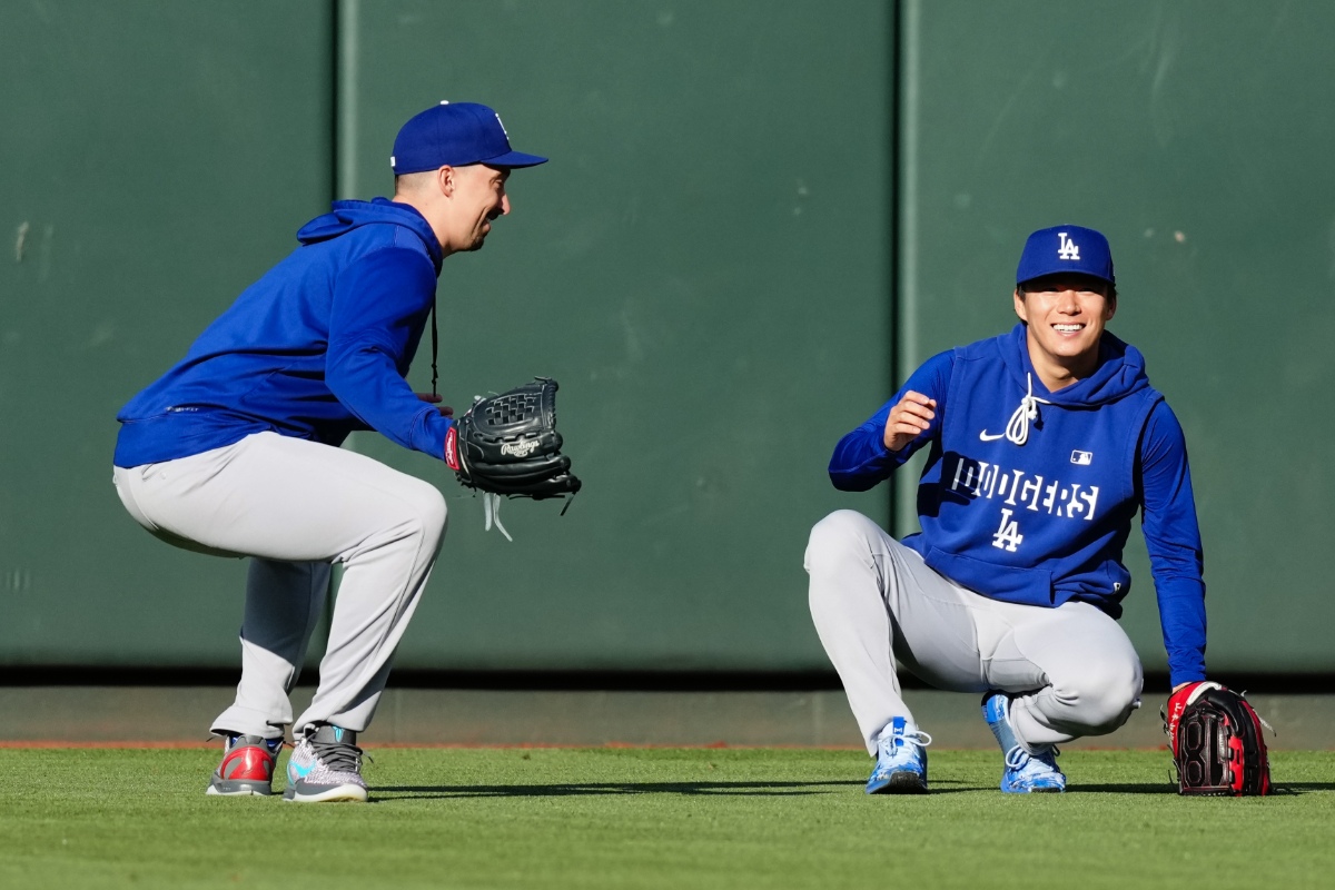 練習中もコミュニケーションを欠かさない山本とスネル【写真：黒澤崇】